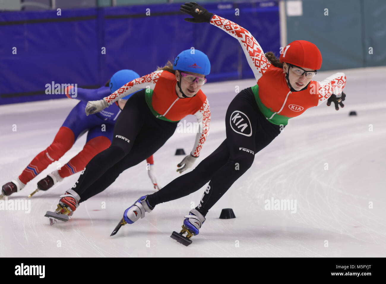 St. Petersburg, Russland - 18. Februar 2018: Weibliche Athleten im Short Track Speed Skating bei Pavlovsky Cup konkurrieren. Athleten aus 6 Ländern parti Stockfoto