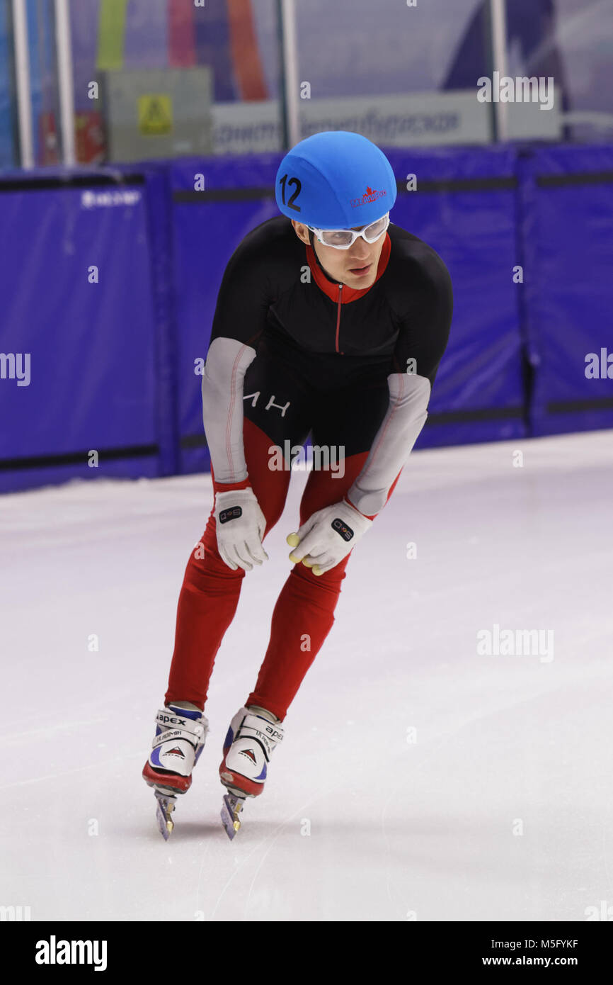 St. Petersburg, Russland - 18. Februar 2018: Olympiasieger Vladimir Grigorjewa im Short Track Eisschnelllauf Wettkämpfe bei Pavlovsky Cup. Athlet Stockfoto