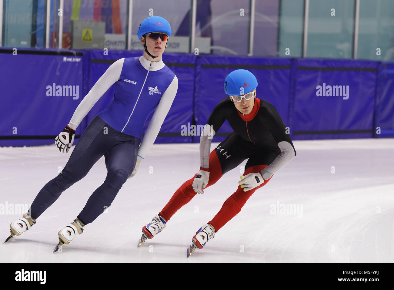 St. Petersburg, Russland - 18. Februar 2018: Olympiasieger Vladimir Grigorjewa (rechts) im Short Track Eisschnelllauf Wettkämpfe bei Pavlovsky Schale Stockfoto