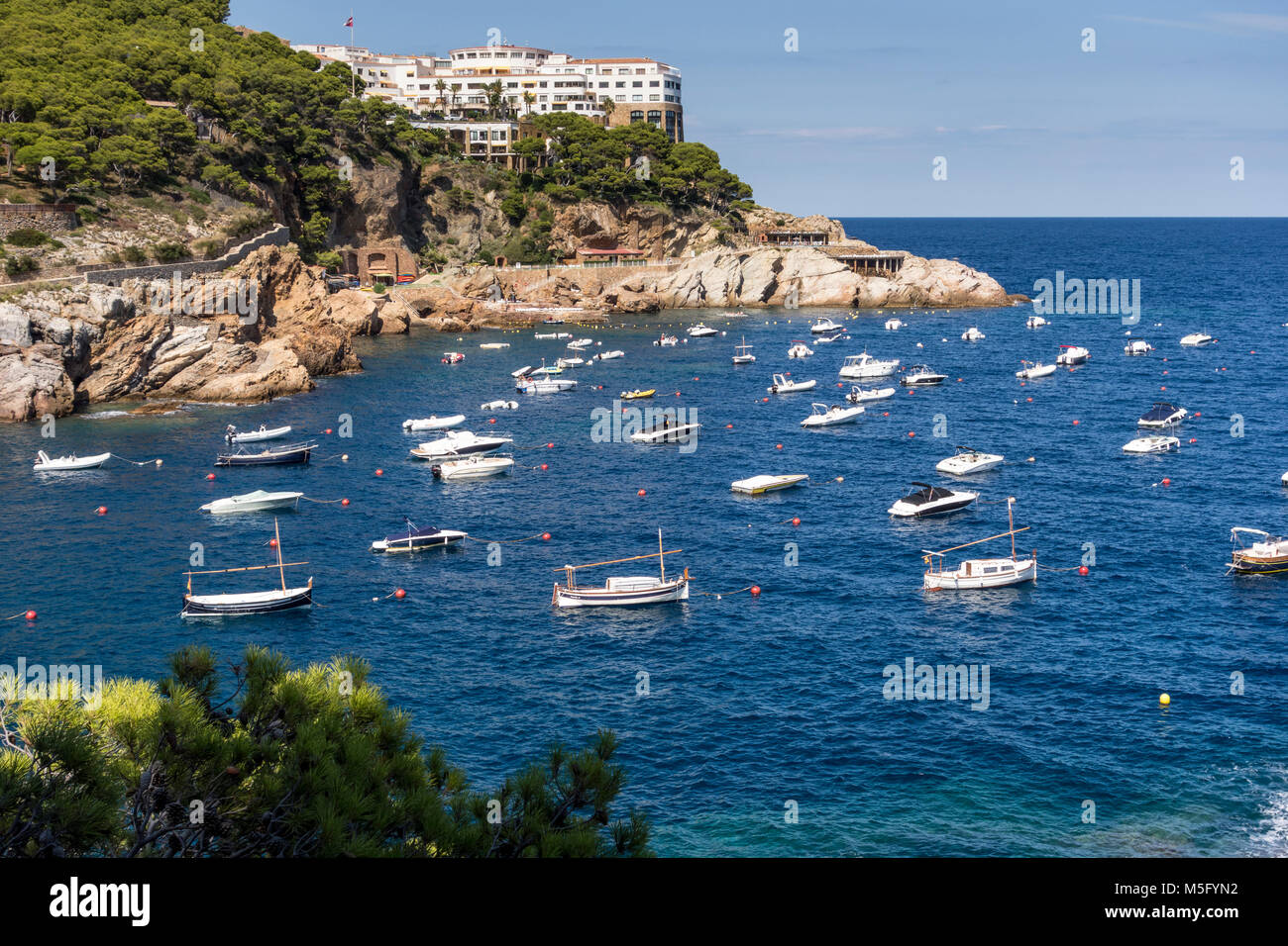Cap Sa Sal Ferienwohnung Haus auf der Klippe an der felsigen Bucht Aiguafreda, Begur, Baix d'Emporda, Katalonien, Costa Brava gehockt Stockfoto