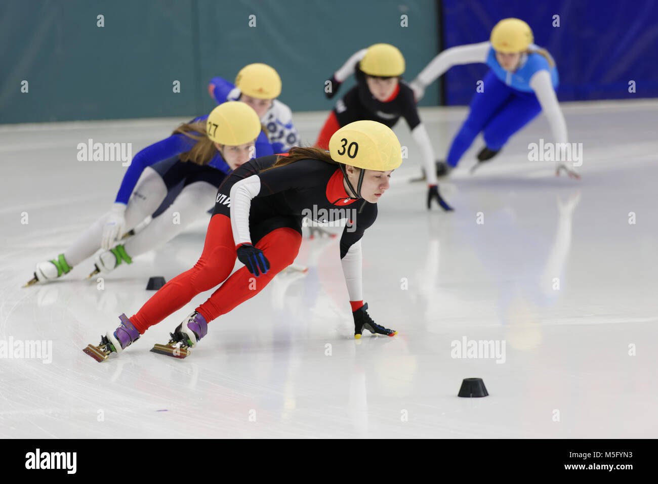 St. Petersburg, Russland - 16. Februar 2018: Weibliche Athleten im Short Track Speed Skating bei Pavlovsky Cup konkurrieren. Athleten aus 6 Ländern parti Stockfoto