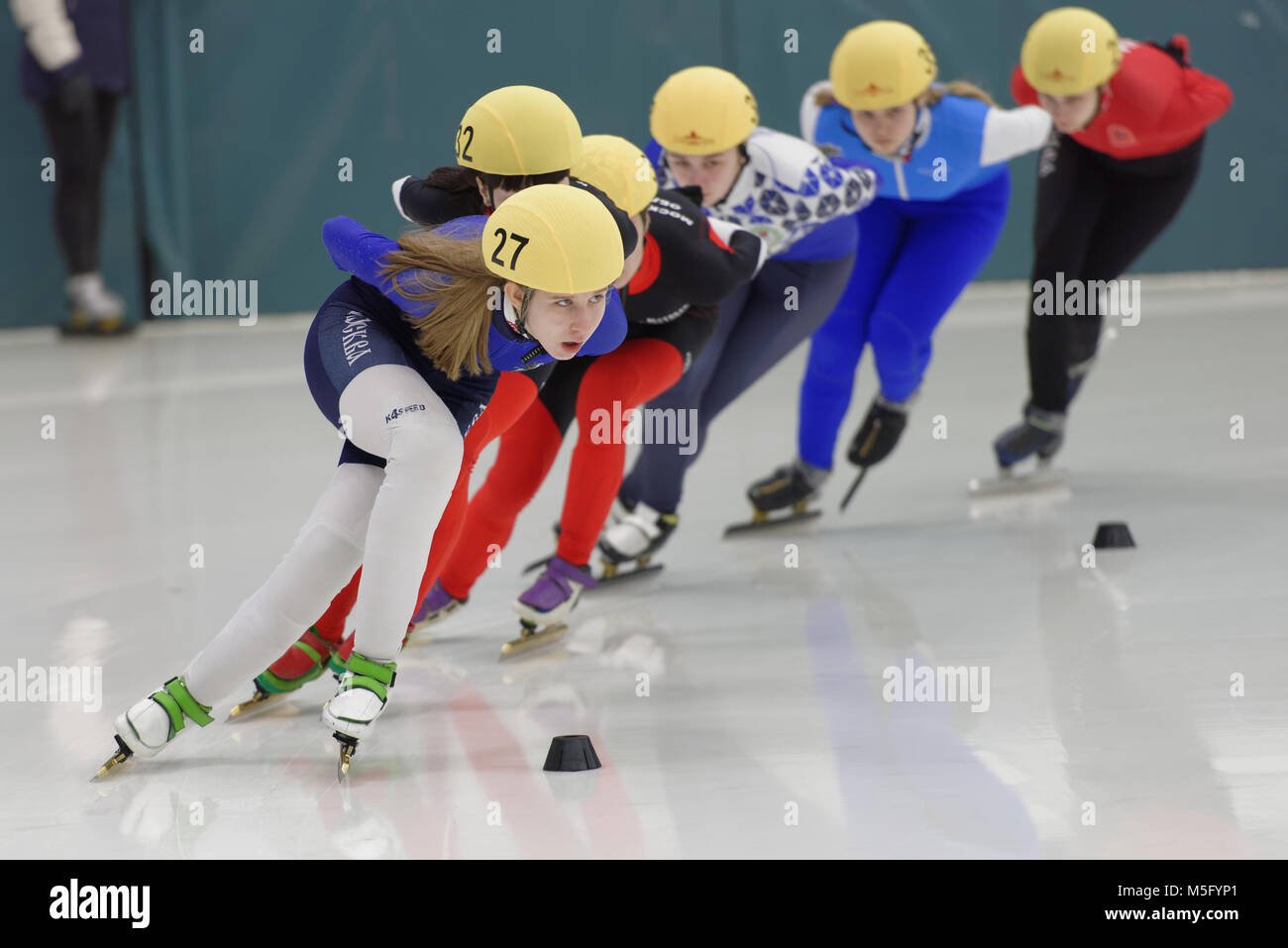 St. Petersburg, Russland - 16. Februar 2018: Weibliche Athleten im Short Track Speed Skating bei Pavlovsky Cup konkurrieren. Athleten aus 6 Ländern parti Stockfoto