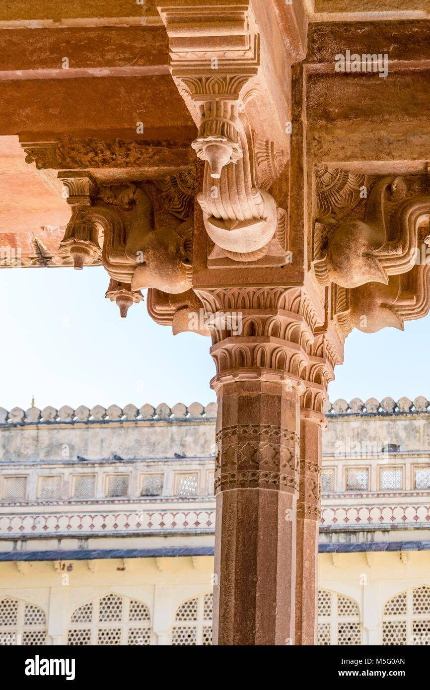 Alten Festung Amber Fort, architektonischen Details, Jaipur, Rajasthan, Indien. Historische Amer Fort, Schloss, touristische Attraktion, Gericht und Spalte, Arch. Stockfoto