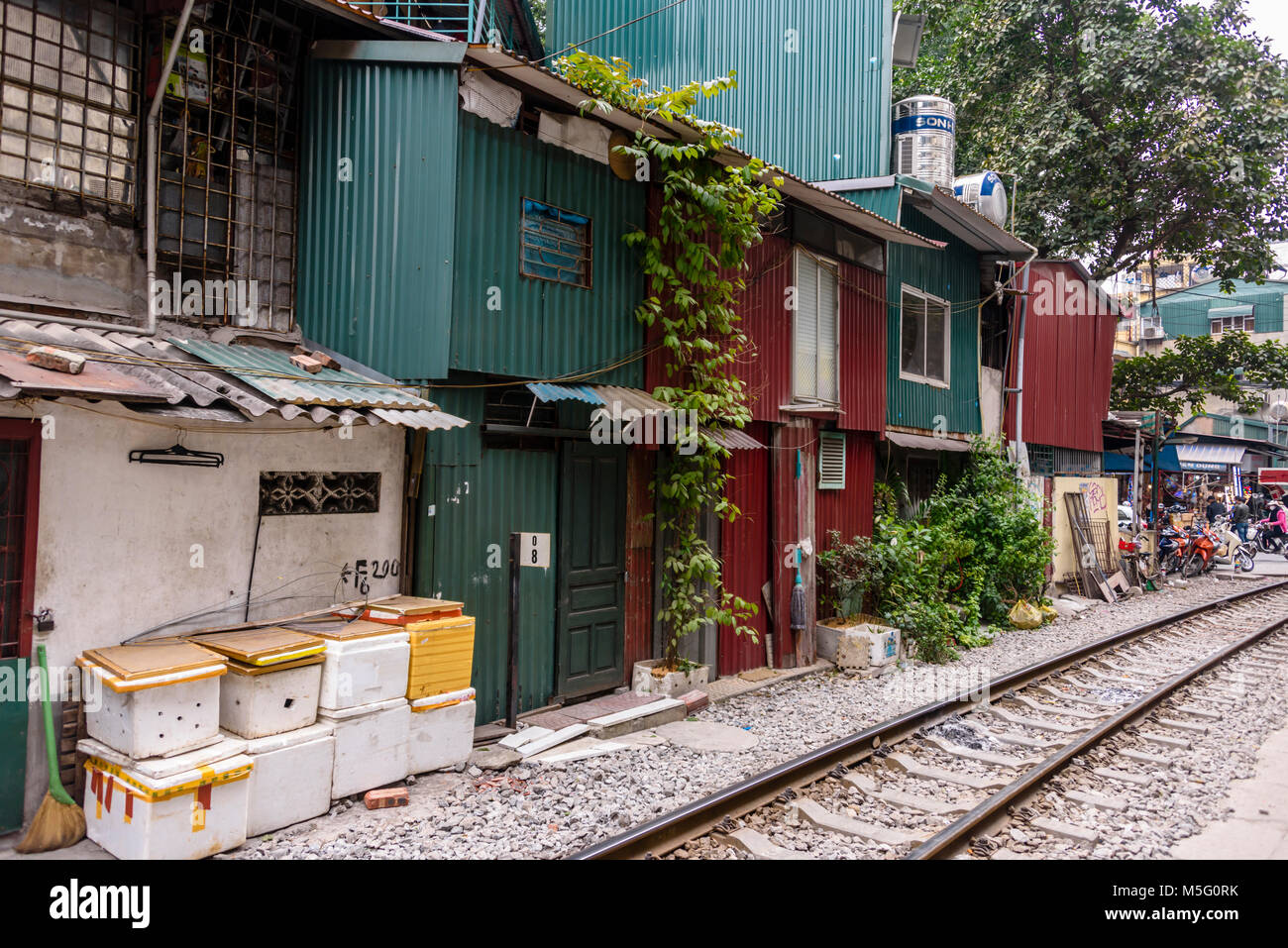 "Hanoi Bahnhof Straße", eine schmale Straße im Zentrum von Hanoi mit live Bahnstrecken, auf denen viele Familien Wohnen, Kochen, Essen und Waschen. Stockfoto