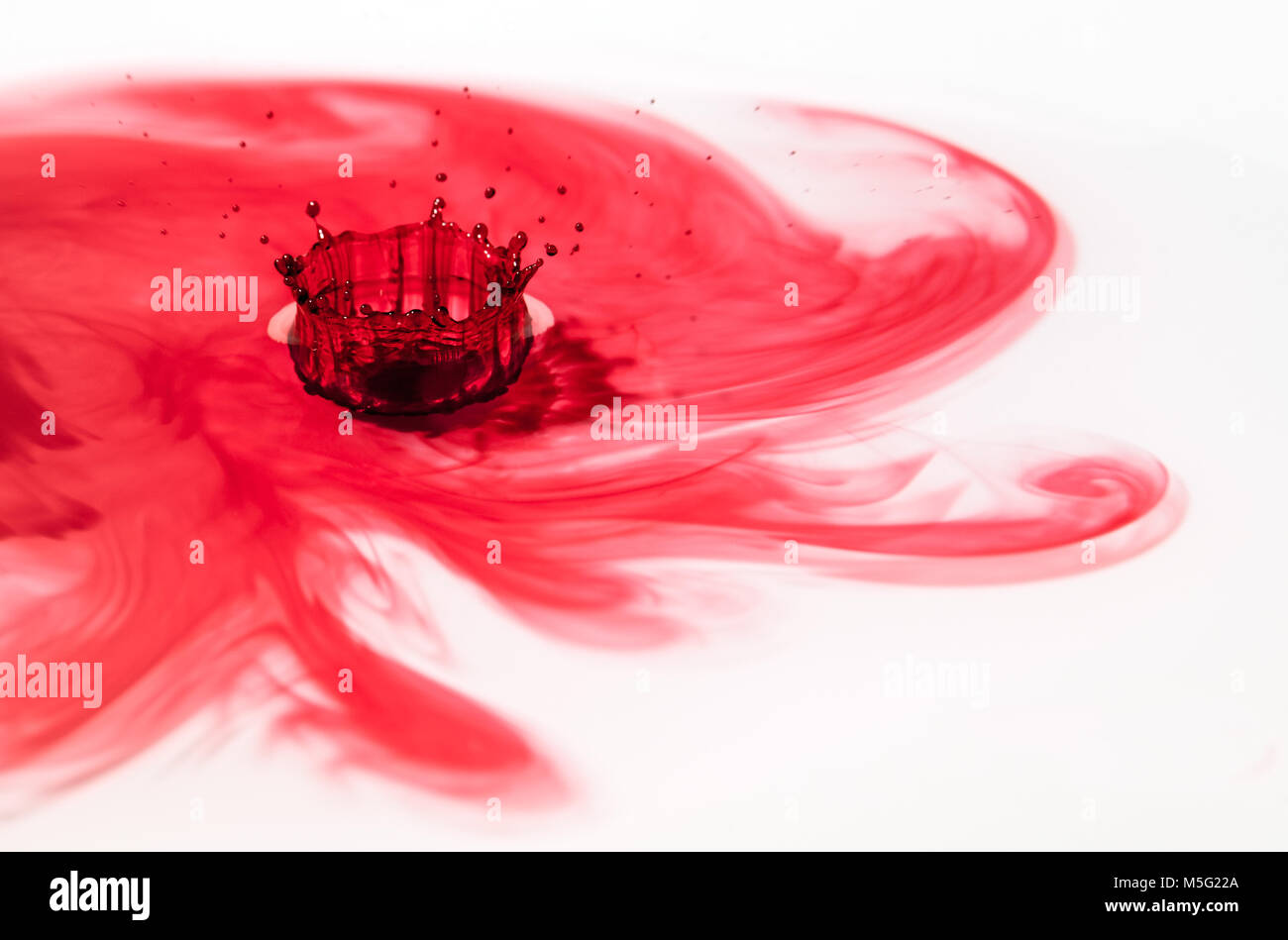 Kreative Fotografie, Bild von dem, was im Wasser tropfen Fotografie bekannt ist als Wasser Splash Krone. Ein roter Tropfen Wasser auf die Auswirkungen mit einer Fläche Stockfoto