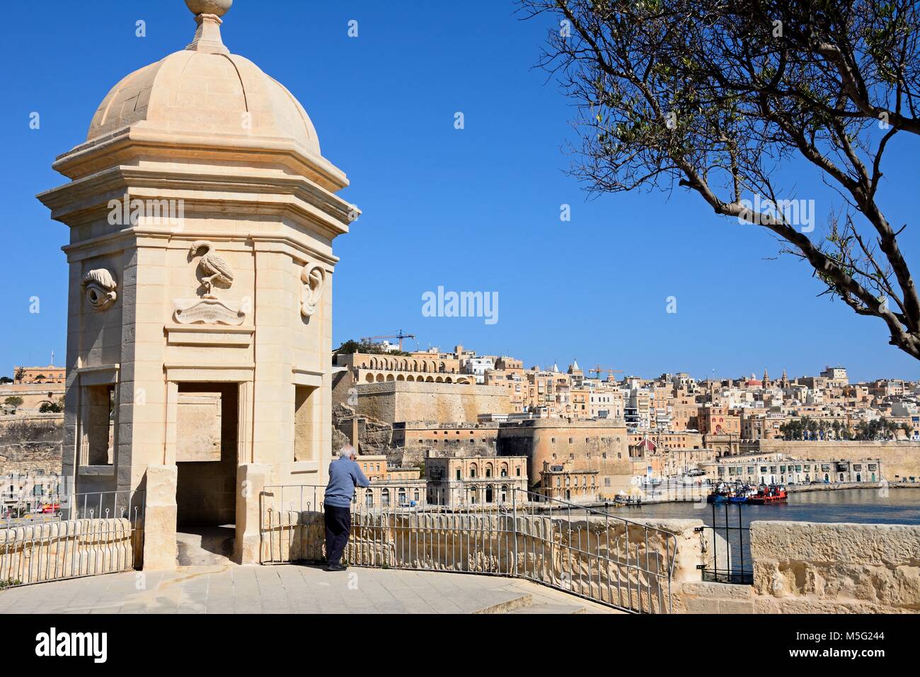 Mann der Blick auf Valletta aus einer Bastion in der gardjola Gärten, Senglea, Malta, Europa. Stockfoto