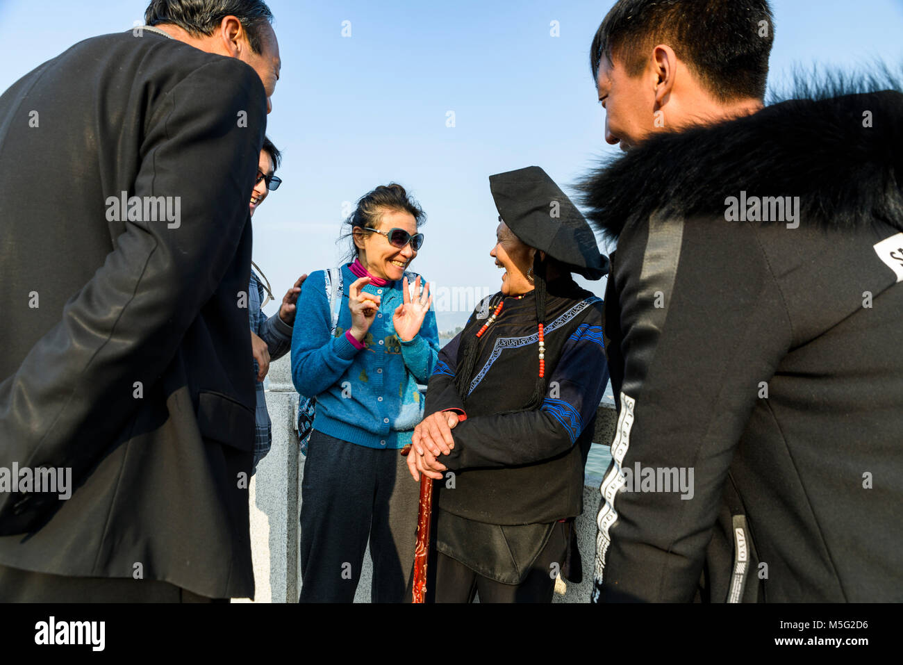 Touristische Dame fragte die Yi Frau ihres Alters zu erraten und sie vermutete 42. Die Dame war froh, dass zu hören, weil sie 60 war. Stockfoto
