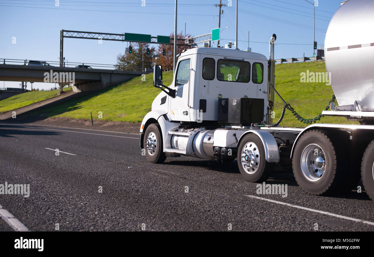Kraftvoller Big Rig Semi Truck Tag cab für die lokale Zustellung mit Tank Auflieger für den Transport flüssiger Ladung auf breiten Interstate Highway mit sm Stockfoto