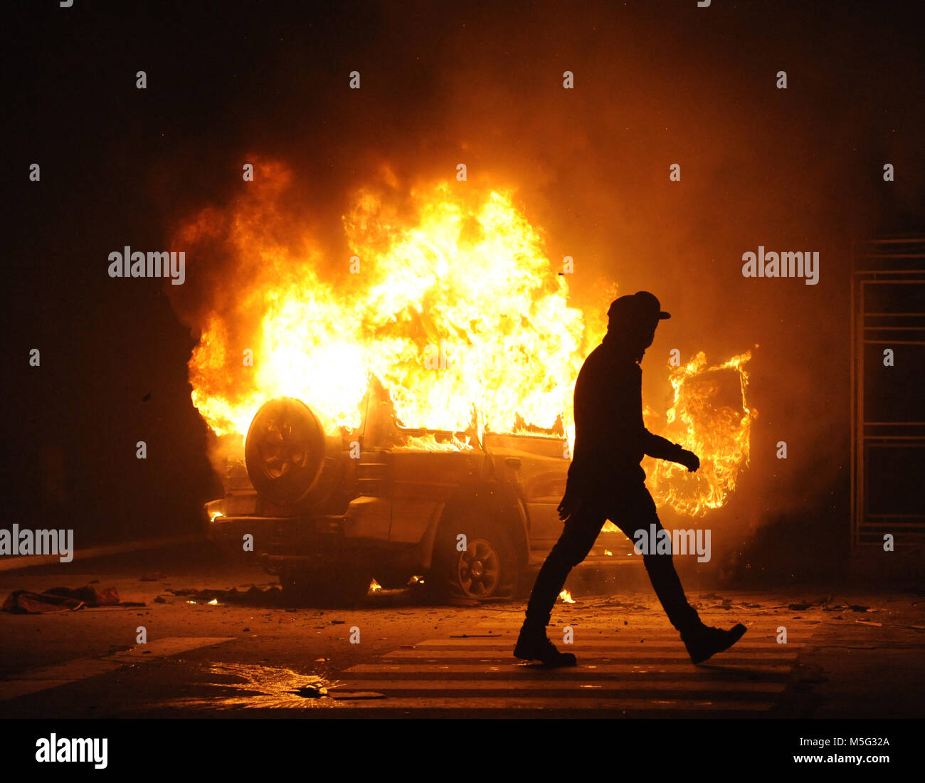 Brennenden Auto, Unruhen, die gegen die Regierung, Kriminalität Stockfoto