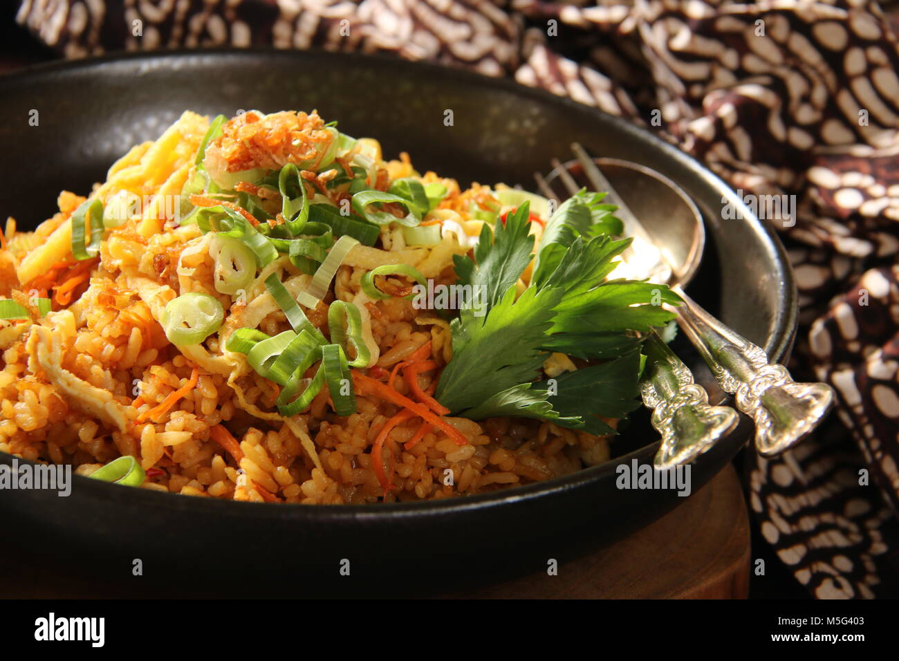 Nasi Goreng Jawa. Indonesischen gebratenen Reis im javanischen Stil mit süßer Sojasauce gekocht Stockfoto