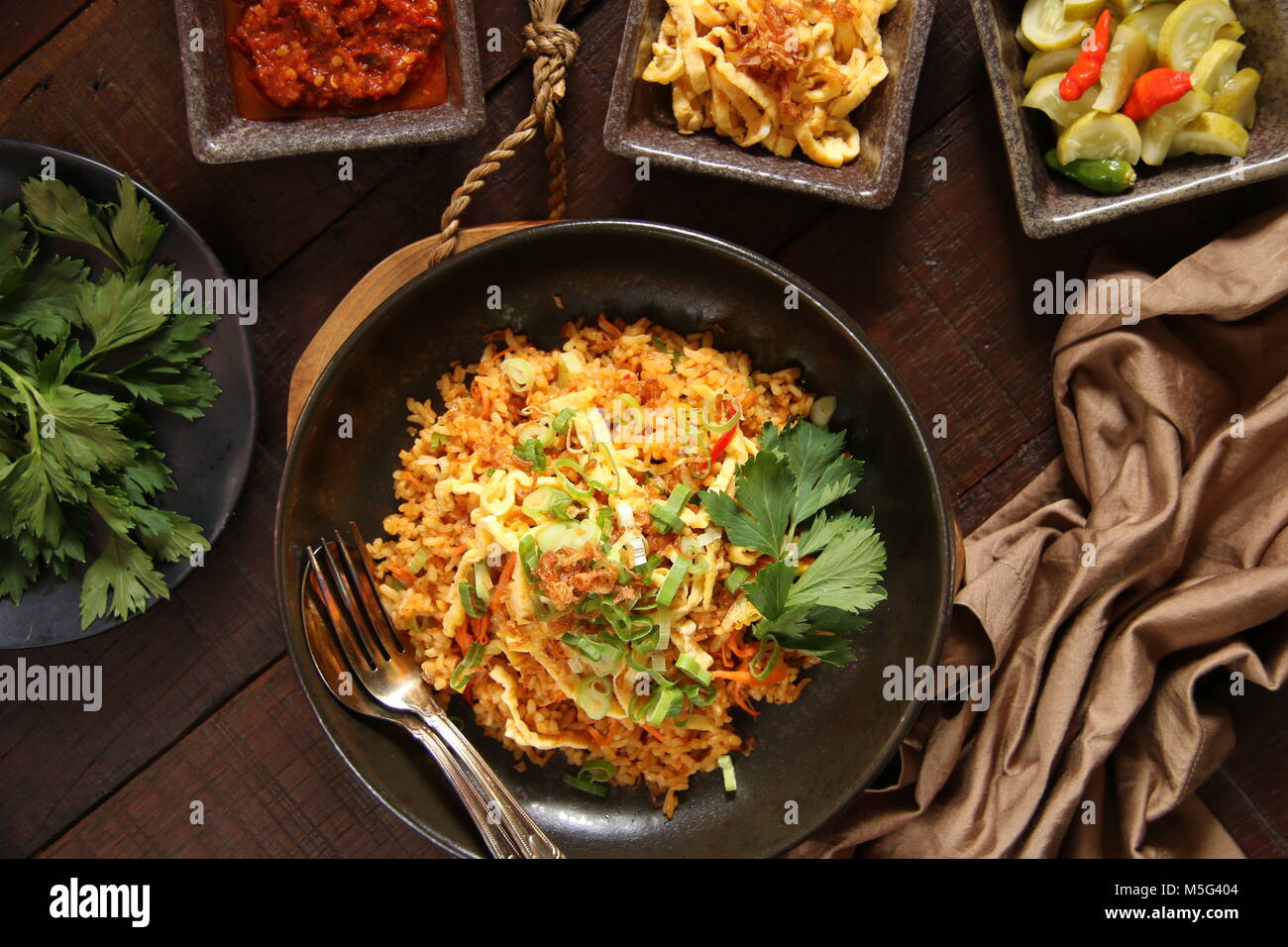 Nasi Goreng Jawa. Indonesischen gebratenen Reis im javanischen Stil mit süßer Sojasauce gekocht Stockfoto