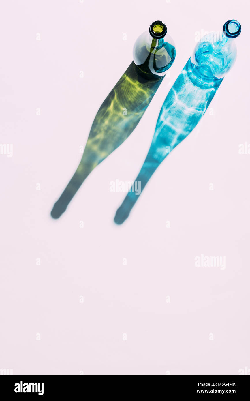 Grüne und Blaue Glasflaschen Stockfoto