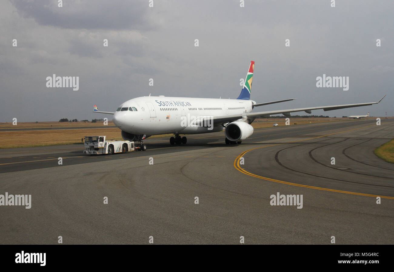 SAA Flugzeug auf Pushback bei O.R. Tambo International Airport, South Africa Stockfoto