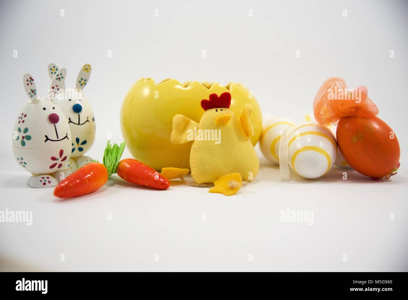 Gelbe Ostereier, Hasen und Karotten Grußkarte Stockfoto
