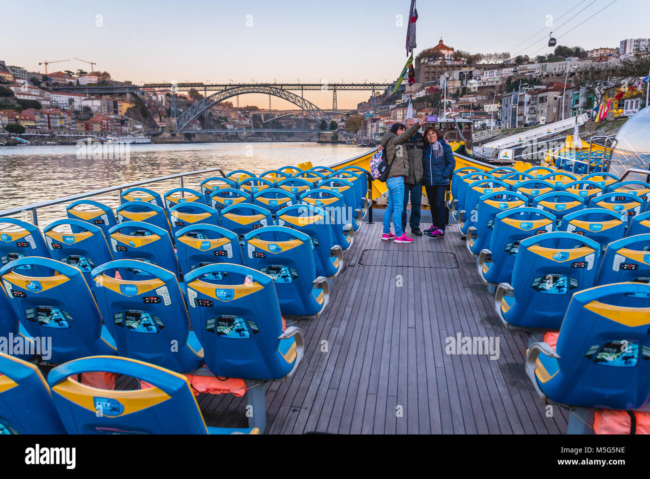 Touristenboot in Vila Nova de Gaia Stadt in Portugal. Dom Luis I Brücke im Hintergrund Stockfoto