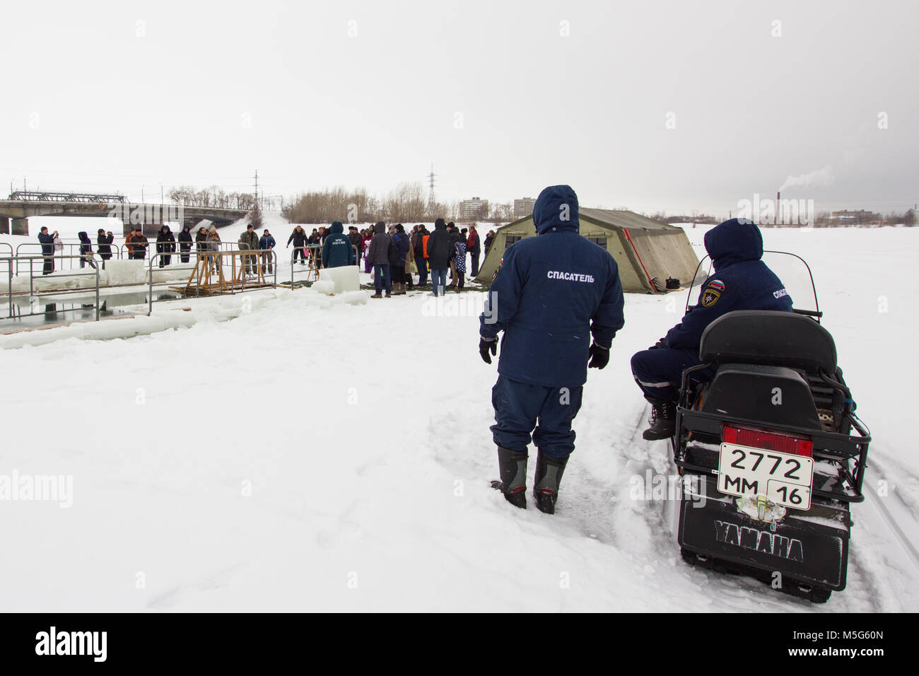 Kasan, Russland - Januar 19, 2017: Zwei russische MoE Rettungsschwimmer mit Motorschlitten - Retter auf Eis im Winter Tag während der Taufe Christi Urlaub Stockfoto