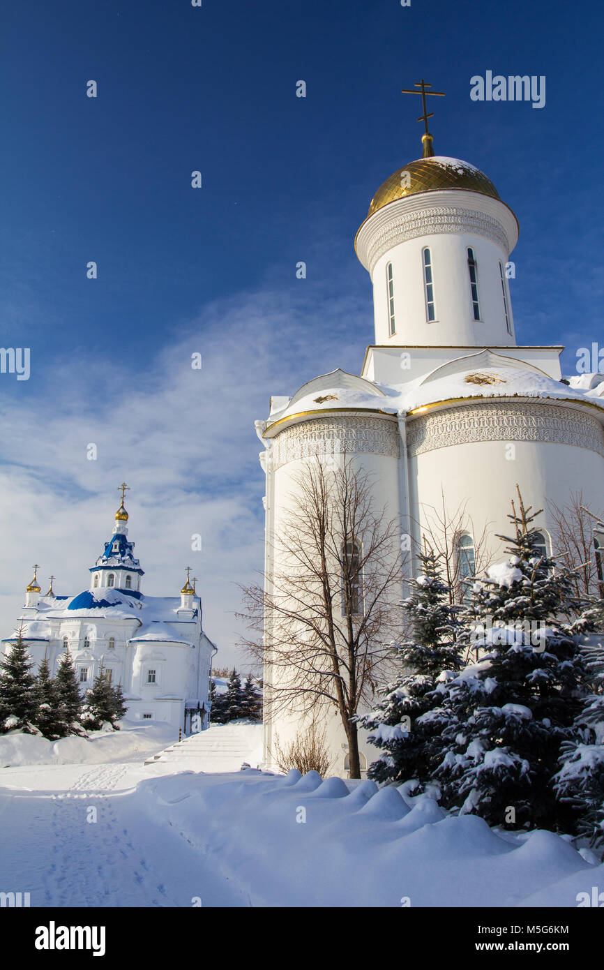 Kasan, Russland, 9. Februar 2017, Zilant Kloster - Kirche im Winter gefroren sonnigen Tag, Religion Konzept Stockfoto