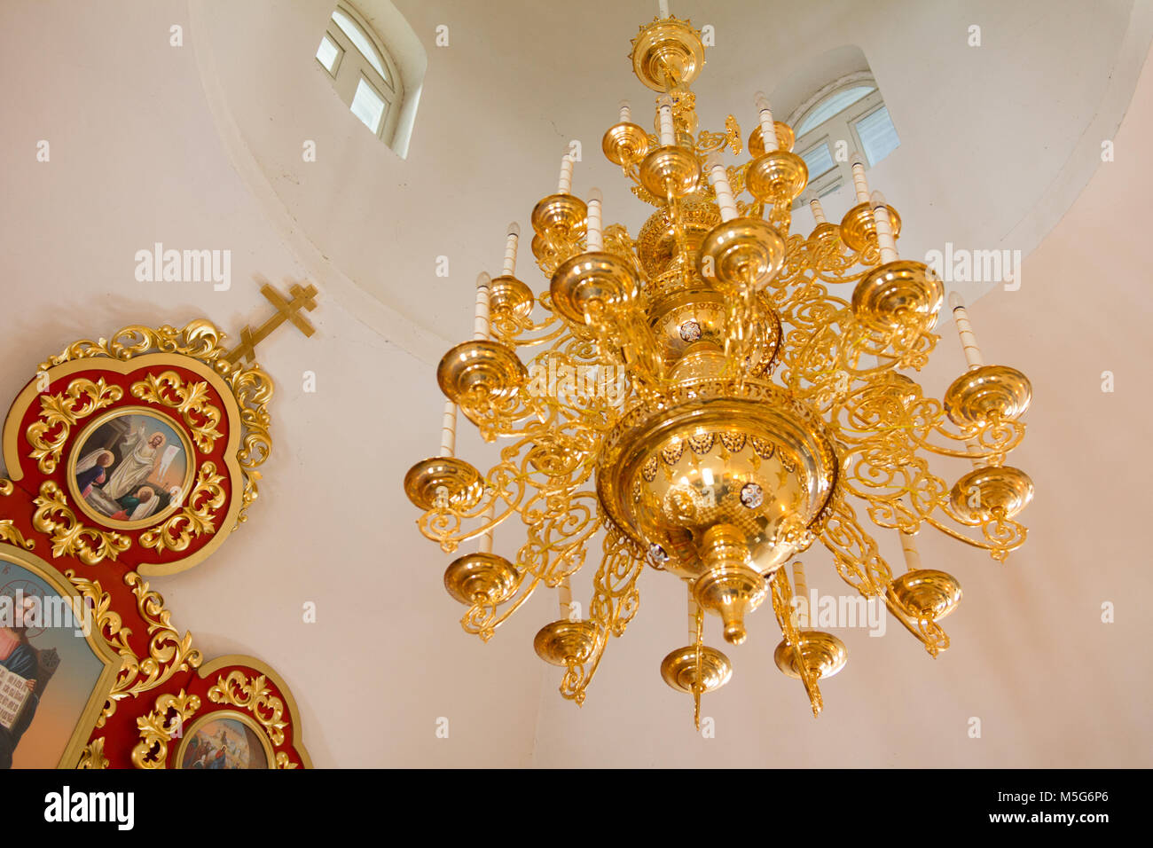 Kasan, Russland, 9. Februar 2017, Zilant Kloster - Innerhalb der Christlichen Kirche-goldenen Decke Stockfoto