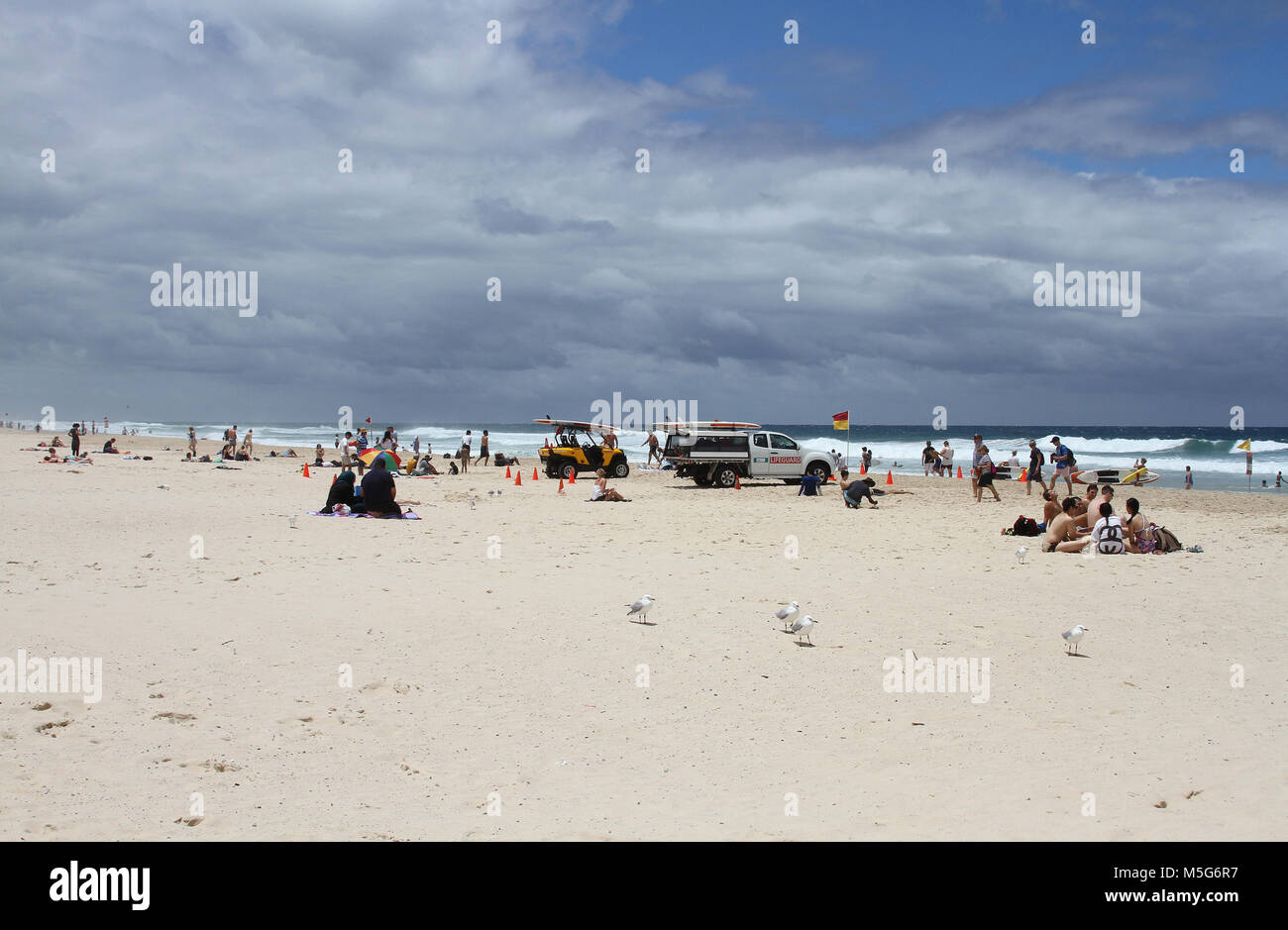Gold Coast Strand mit Touristen, Queensland, Australien Stockfoto