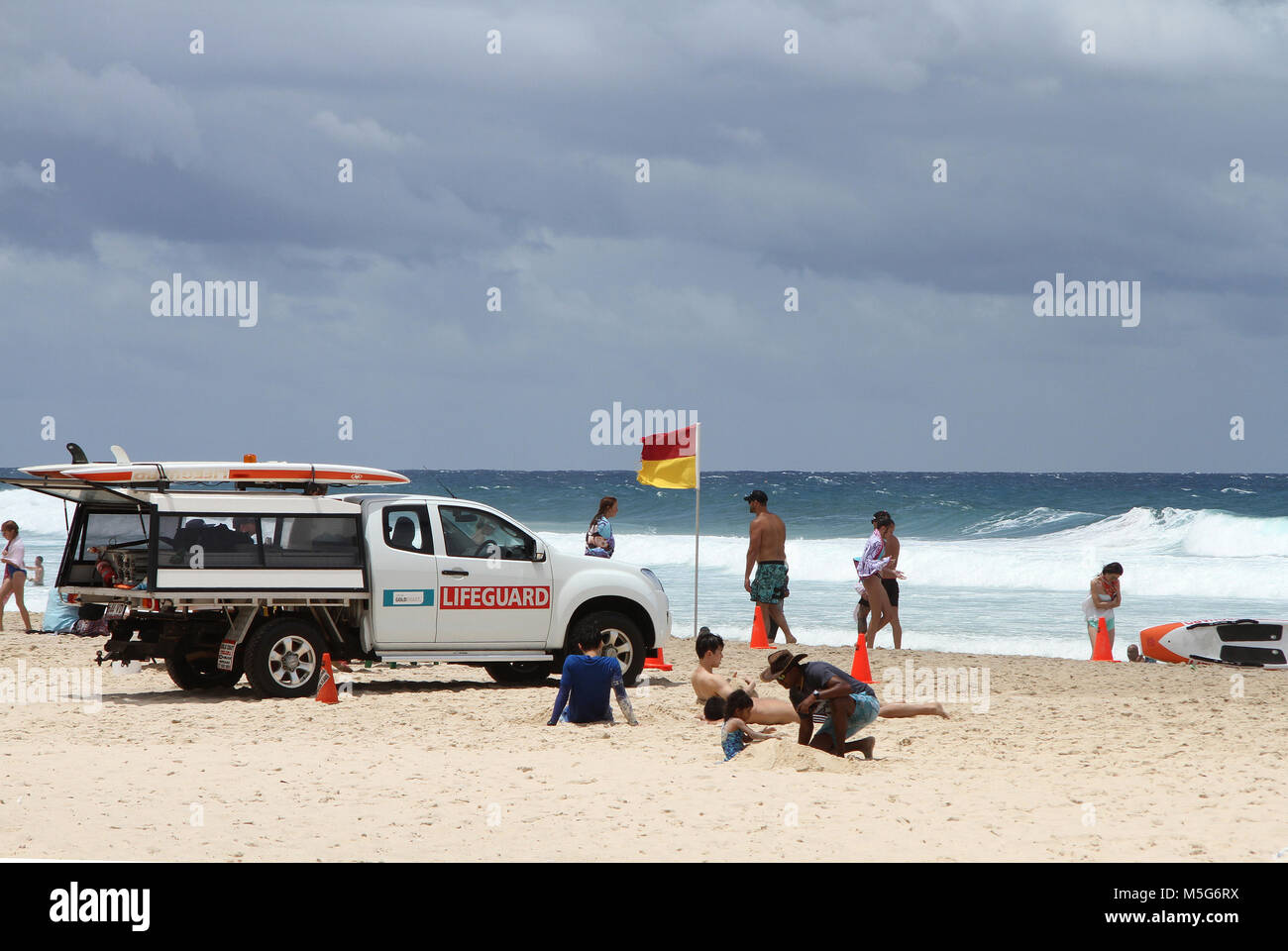 Gold Coast Strand mit Touristen und Rettungsschwimmer, Queensland, Australien Stockfoto