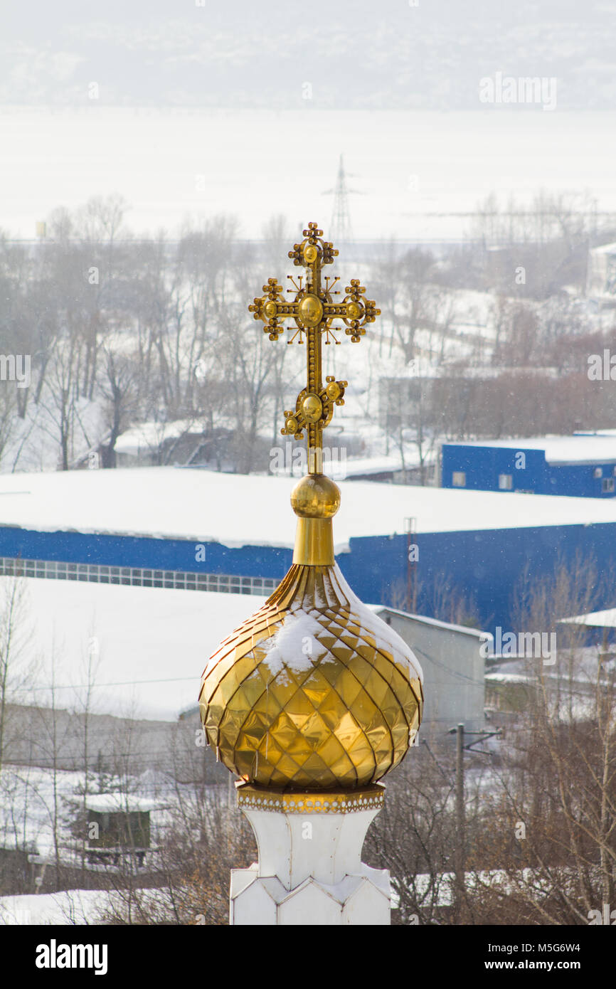 Kasan, Russland, 9. Februar 2017, Zilant Kloster - älteste orthodoxe Gebäude in der Stadt - goldene Kuppel Stockfoto