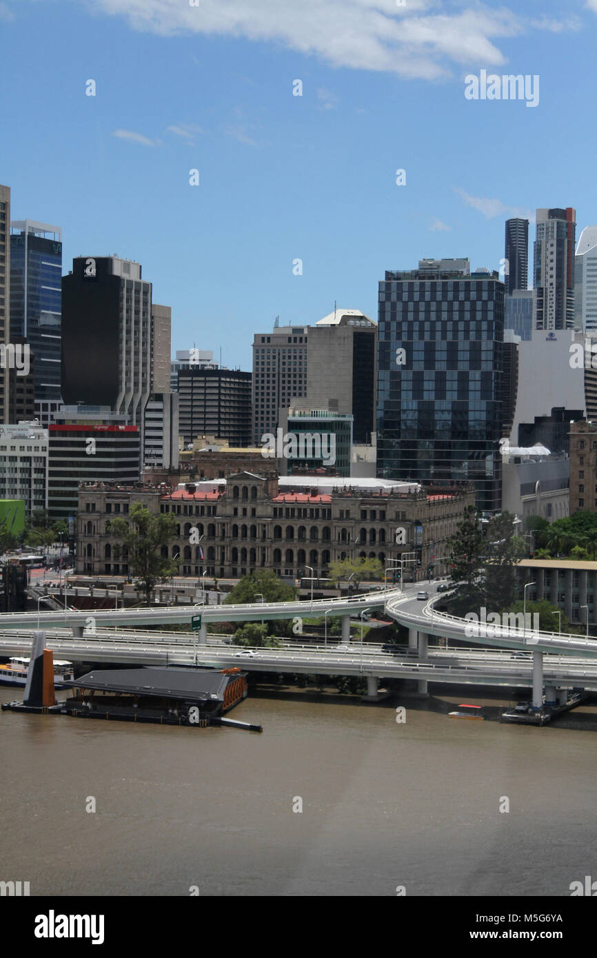 Skyline der CBD von Birsbane, Treasury Casino in der foregraound und Fluss Brisbane, Brisbane, Australien Stockfoto