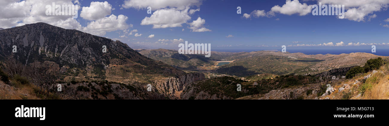 Panoramablick auf Wolken über der zerklüfteten Landschaft des Central Crete Stockfoto