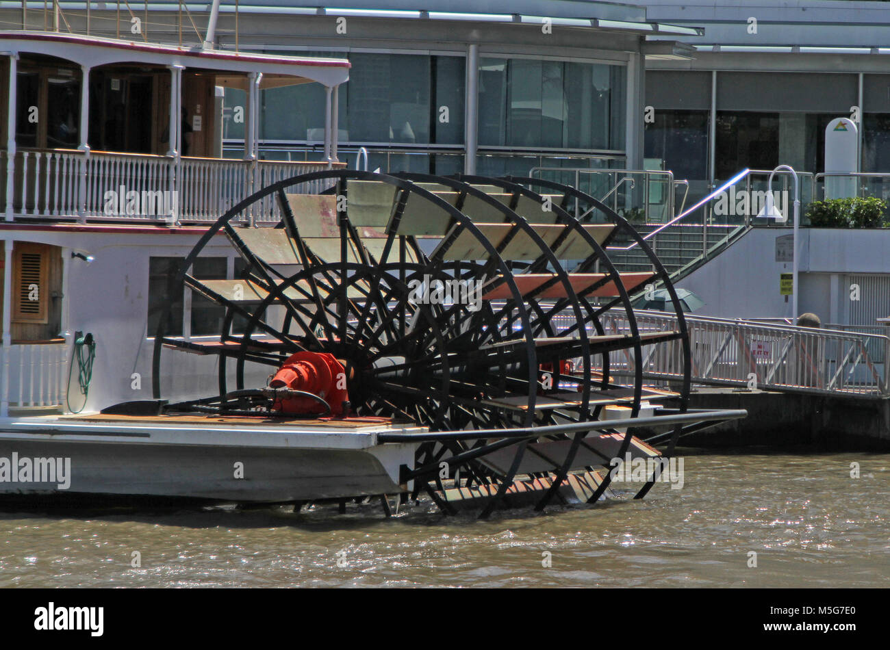 Das Heck von einem Raddampfer / Paddel Wheelers am Brisbane River, Australien Stockfoto