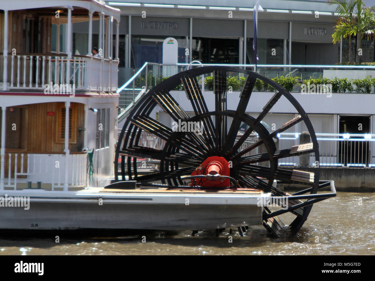 Das Heck von einem Raddampfer / Paddel Wheelers am Brisbane River, Australien Stockfoto