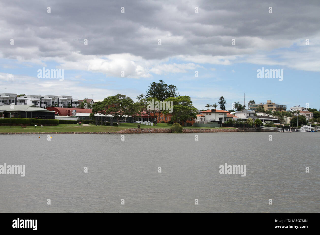 Häuser entlang des Brisbane River, Australien Stockfoto