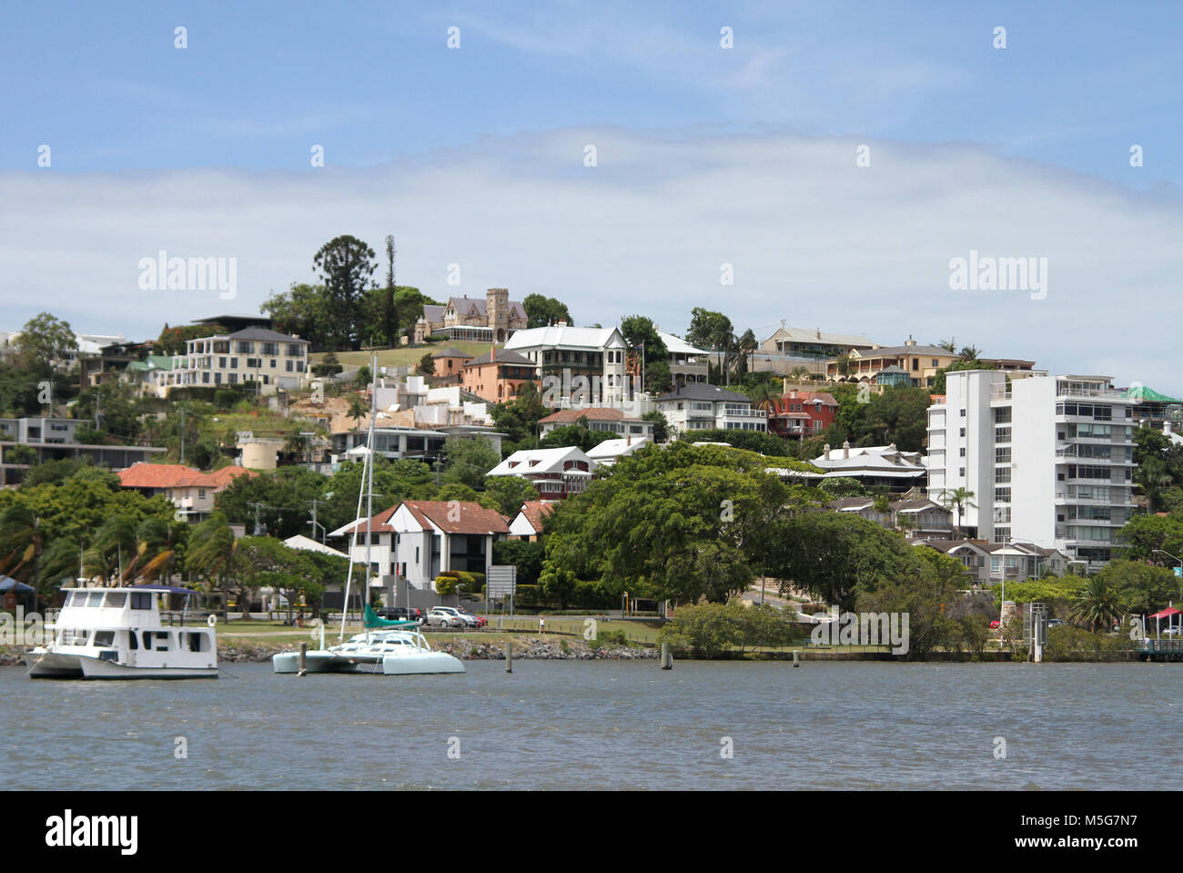 Häuser entlang des Brisbane River, Australien Stockfoto