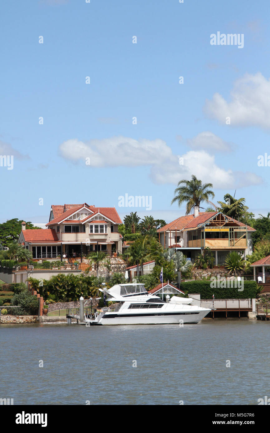 Häuser entlang des Brisbane River, Australien Stockfoto