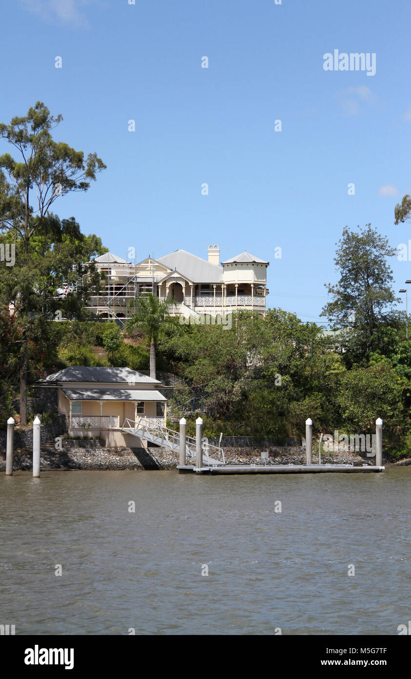 Häuser entlang des Brisbane River, Australien Stockfoto