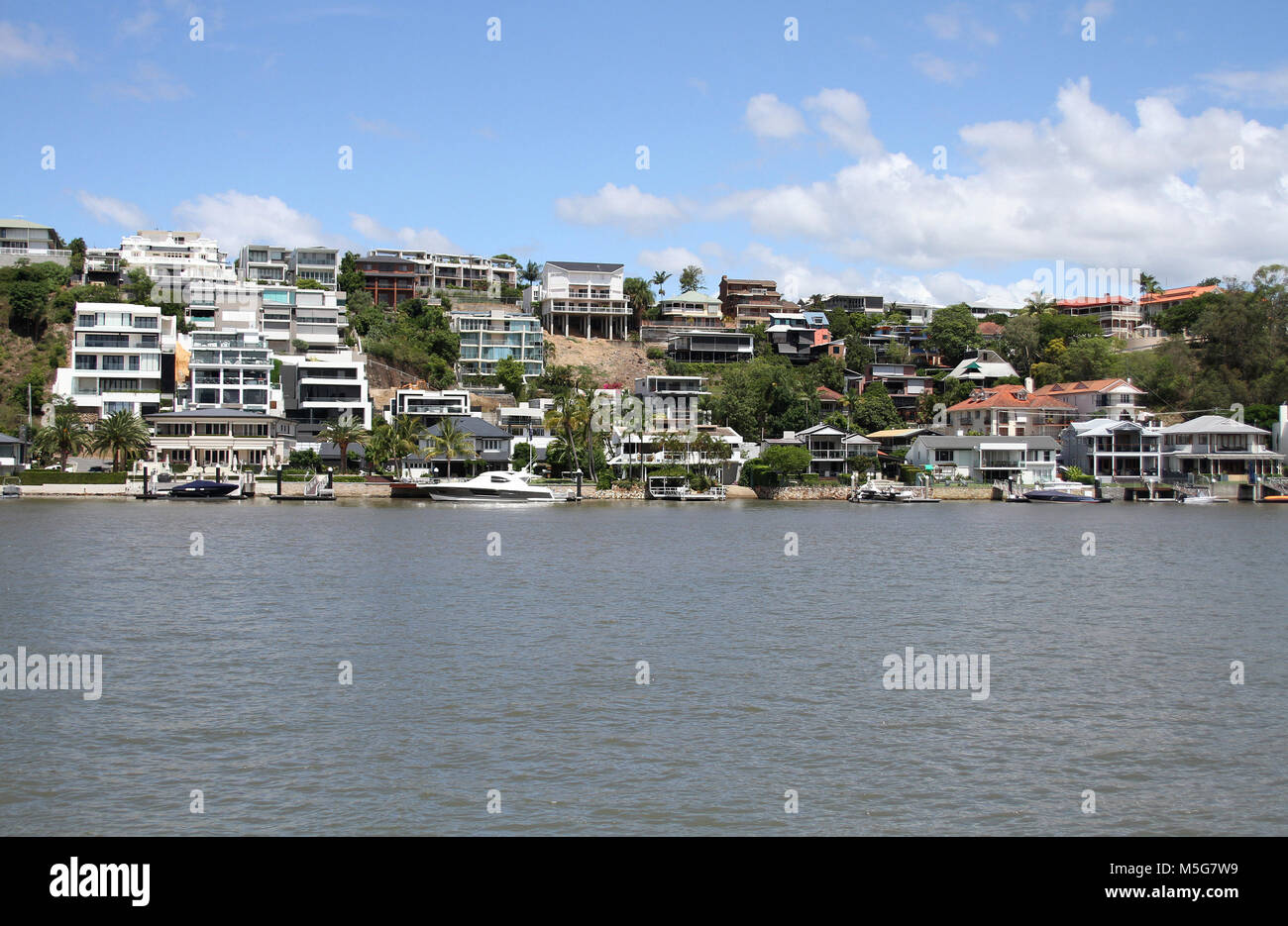 Häuser entlang des Brisbane River, Australien Stockfoto