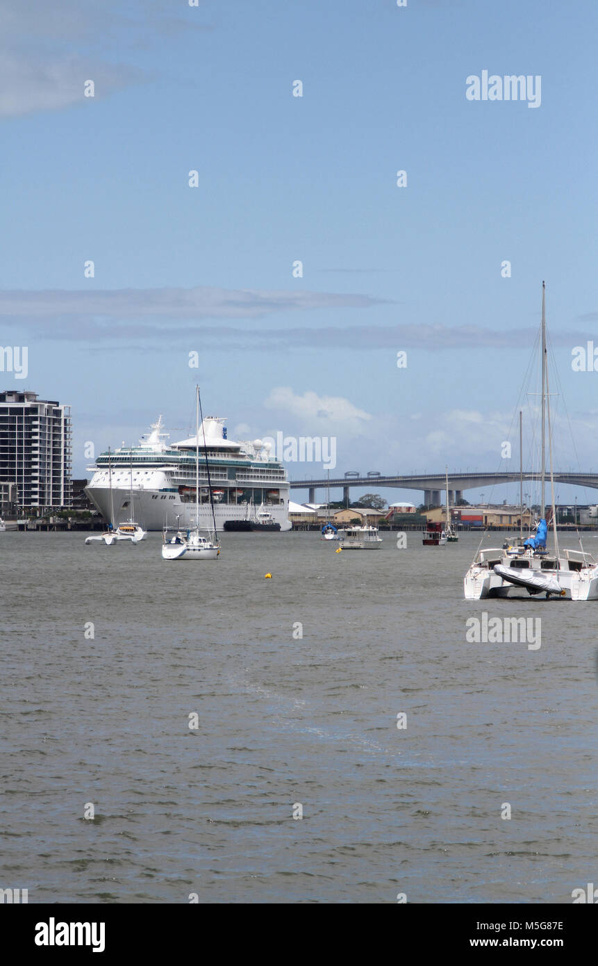 Hafen Sie mit Kreuzfahrtschiff und Segelboote, Brisbane River, Australien Stockfoto