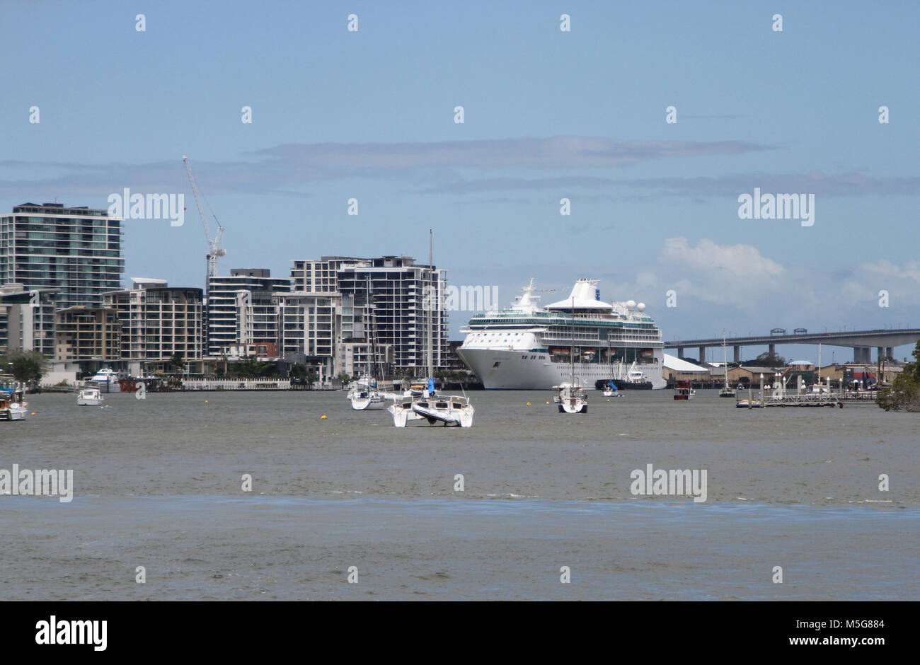 Hafen Sie mit Kreuzfahrtschiff und Segelboote, Brisbane River, Australien Stockfoto