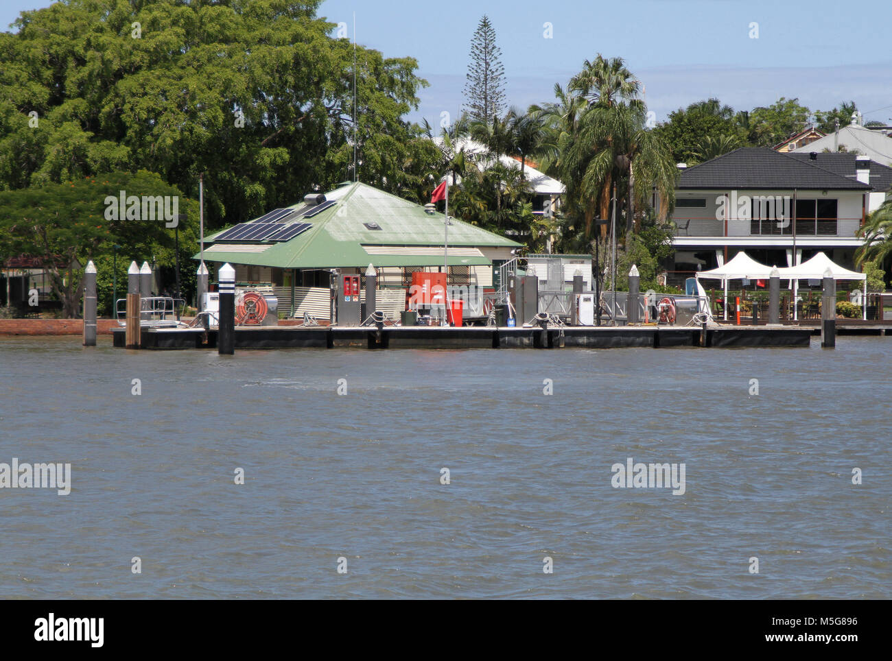 Kraftstoffpumpen Boot am Flussufer, Brisbane River, Australien Stockfoto