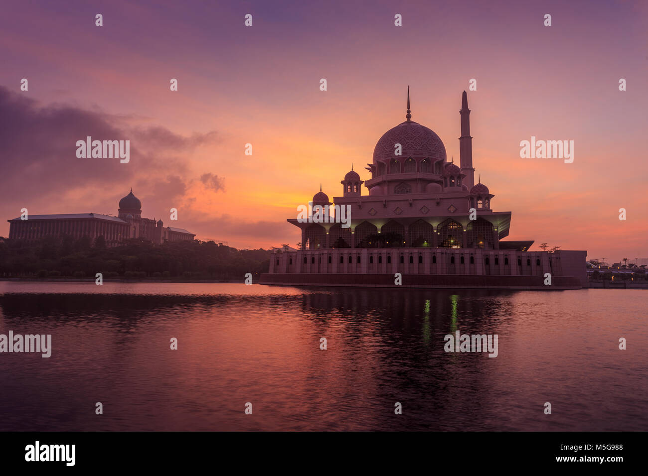 Putra Mosque und Putra Perdana (Amt des Ministerpräsidenten) über dem See. Eine der schönsten Landschaften in Putrajaya. Stockfoto