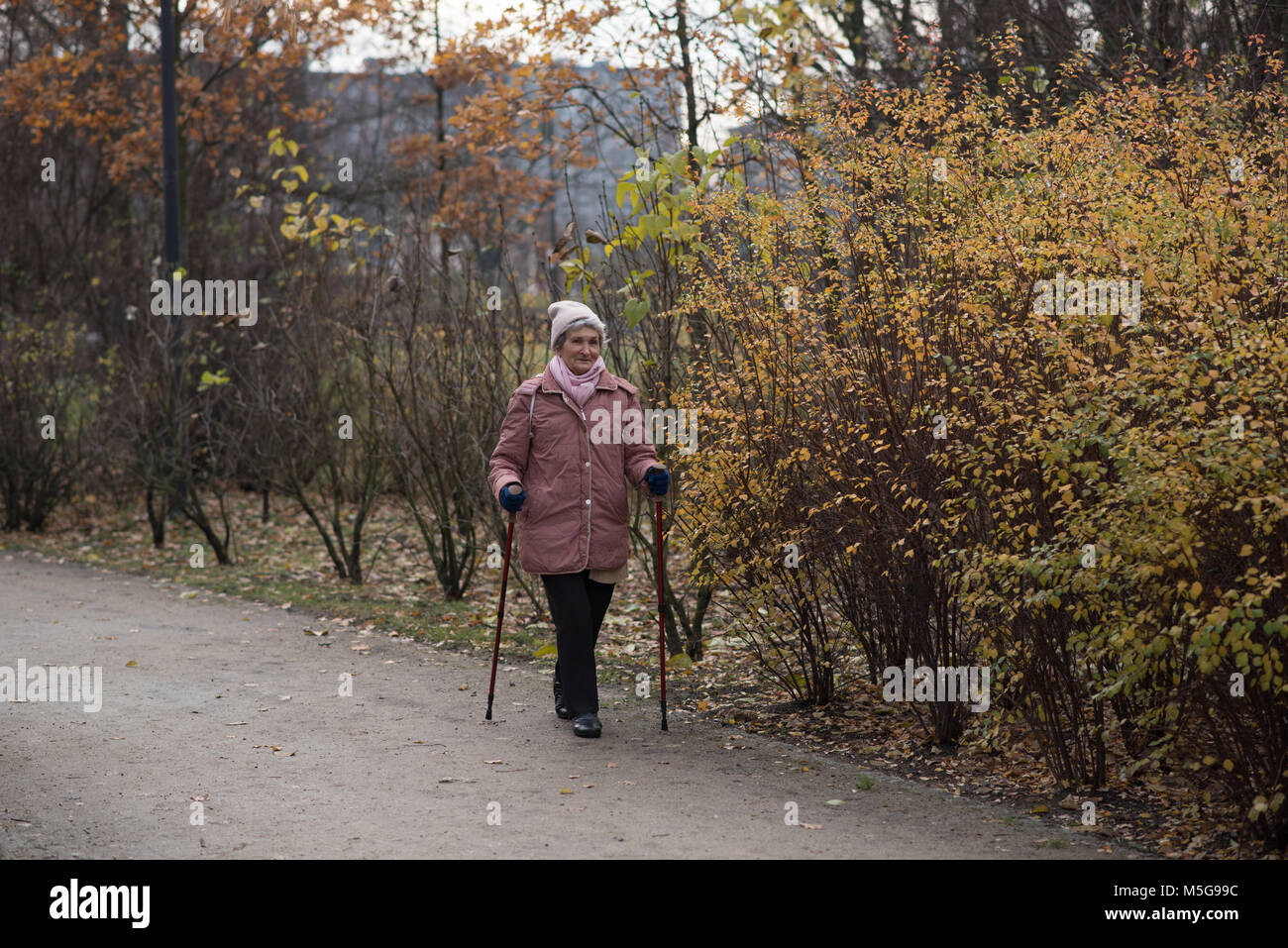 Ältere Frau zu Fuß im Freien Stockfoto