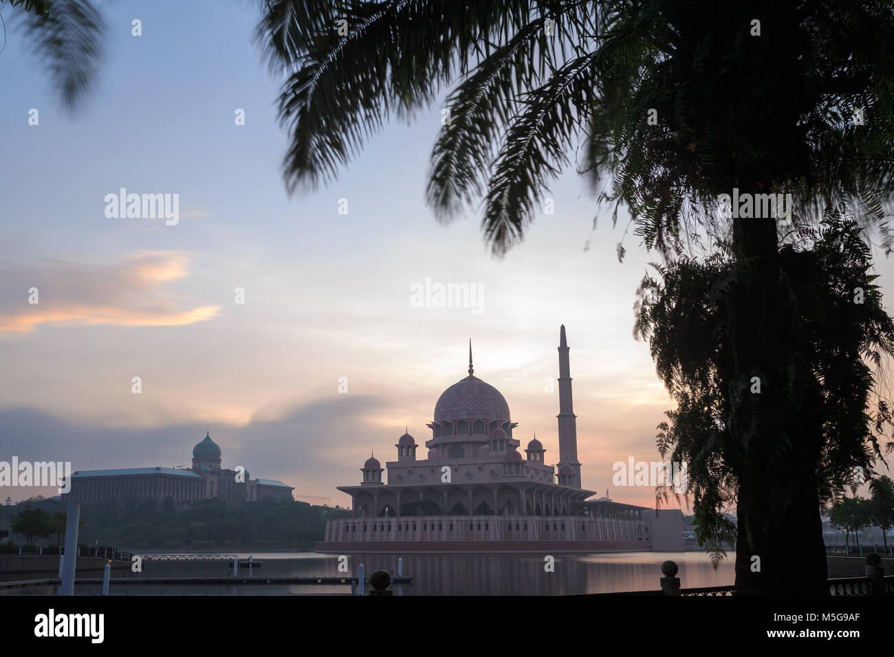 Putra Mosque und Putra Perdana (Amt des Ministerpräsidenten) über dem See. Eine der schönsten Landschaften in Putrajaya. Stockfoto