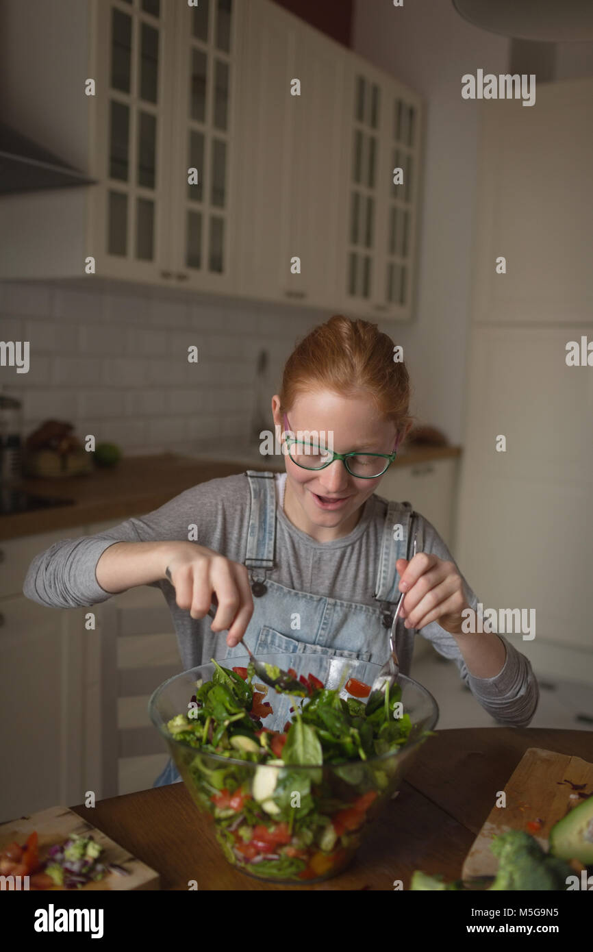 Mädchen Vorbereitung Gemüse Salat in der Küche Stockfoto