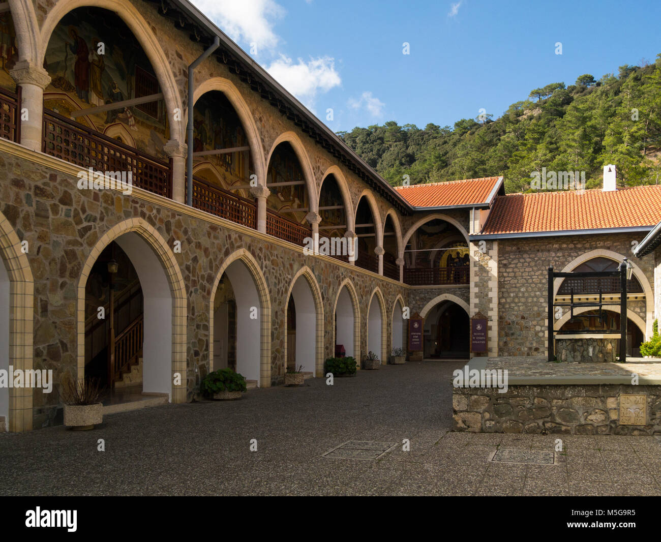 Innenhof mit Eingang zum Museum im Kloster Kykkos eine der reichsten und bekanntesten Klöster auf Zypern gegründet Ende 11 thc zu dedizierten Stockfoto