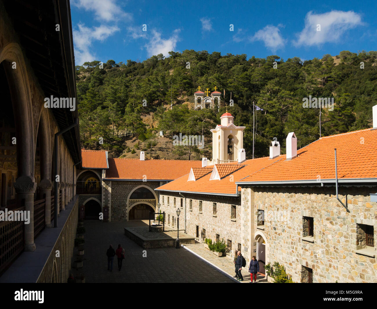 Auf Innenhof mit Eingang zum Museum im Kloster Kykkos eine der reichsten und bekanntesten Klöster auf Zypern gegründet Ende 11. Stockfoto