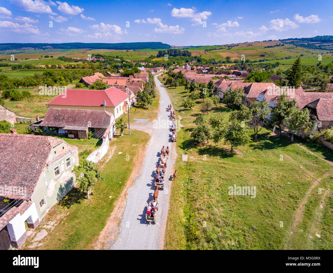 Touristen in cariages mit Pferden reisen Trog Mesendorf sächsischen Dorf im Sommer Stockfoto