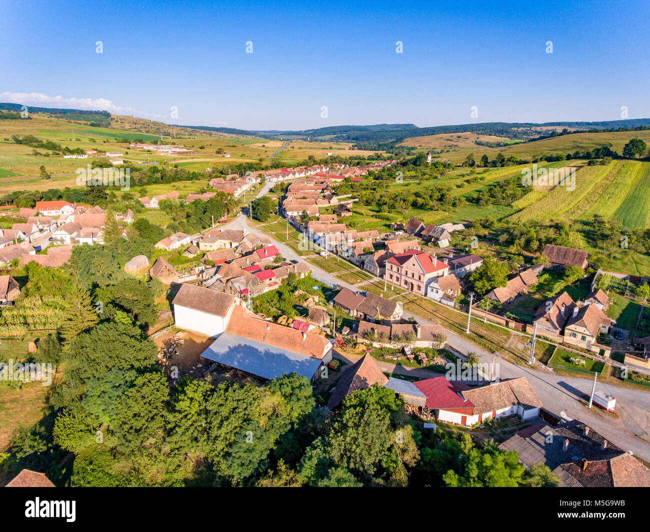 Traditionelle sächsische Dorf Crit-Kreuz (Detschkrets) in Siebenbürgen, Rumänien Luftaufnahme Stockfoto
