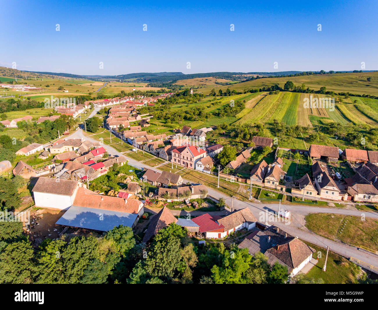 Traditionelle sächsische Dorf Crit-Kreuz (Detschkrets) in Siebenbürgen, Rumänien Luftaufnahme Stockfoto
