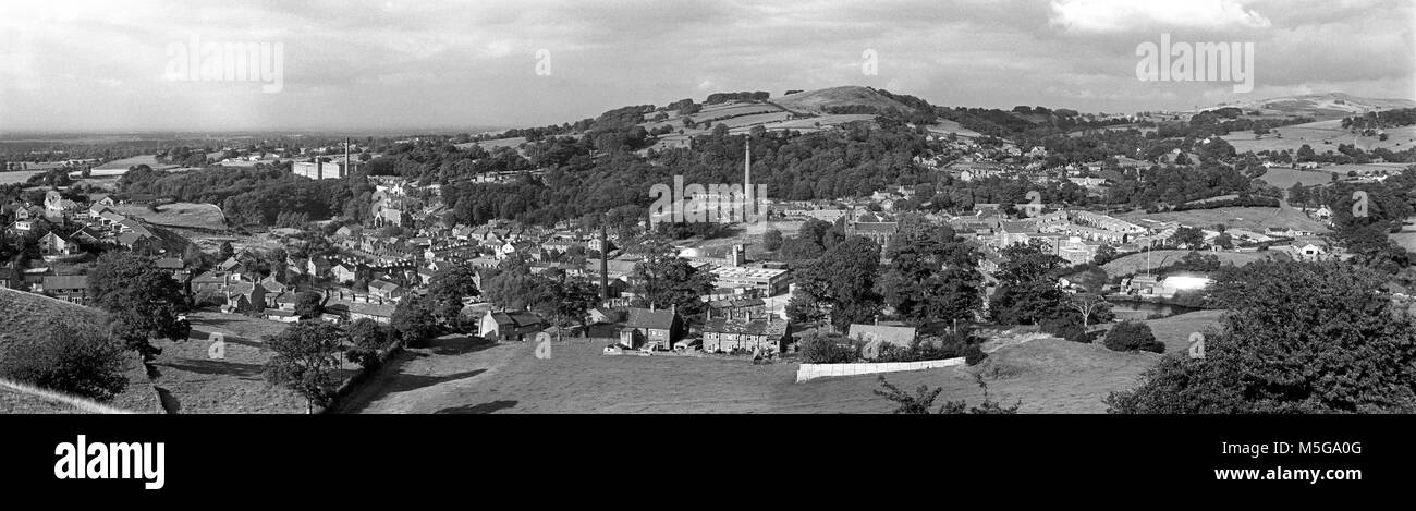 Großbritannien, England, Cheshire, Macclesfield, Bollington, erhöhte Panoramasicht auf die Stadt im Jahr 1977 von den Weißen Nancy Stockfoto