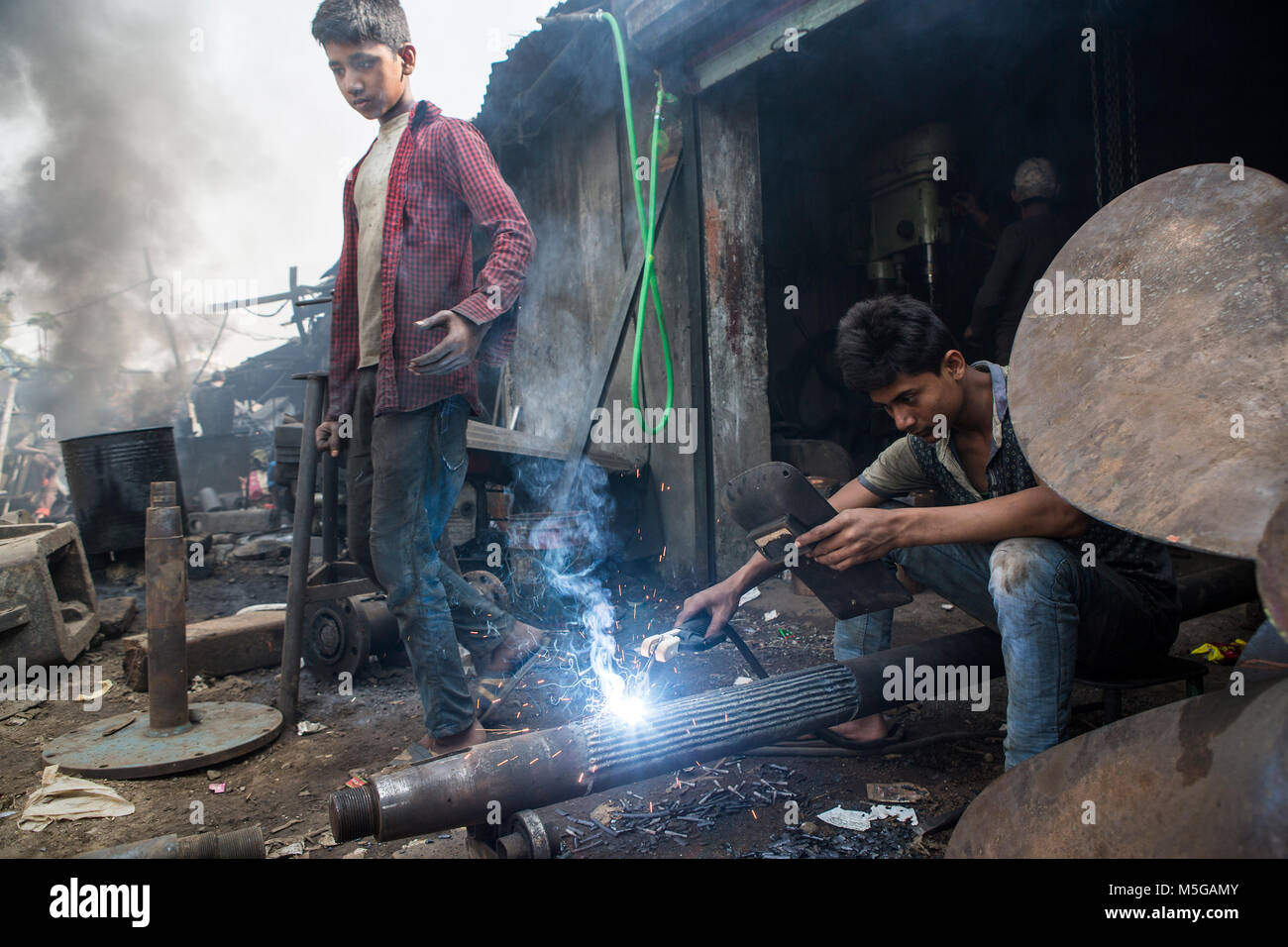 Arbeitnehmer in der Werft. Bangladeshi Arbeiter arbeitet auf einer Fähre renoviert auf einer Werft in Keraniganj, in der Nähe von Dhaka, Bangladesch. Stockfoto