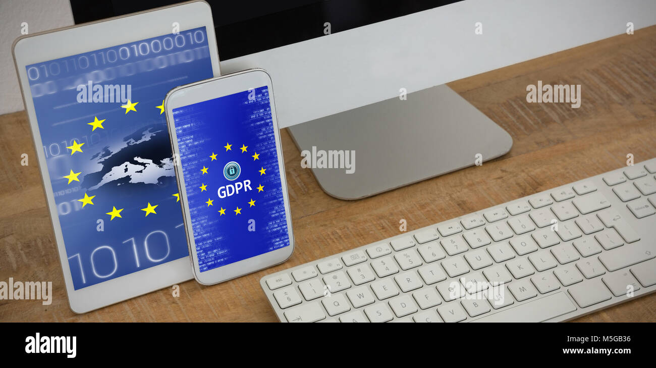 Das zusammengesetzte Bild von verschiedenen elektronischen Gadgets auf Tabelle Stockfoto