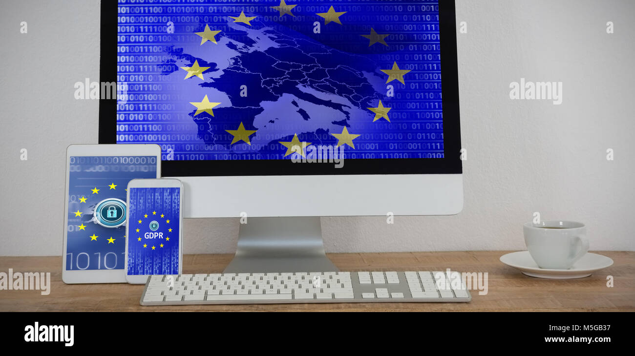 Das zusammengesetzte Bild von verschiedenen elektronischen Gadgets und Kaffee auf Tisch Stockfoto